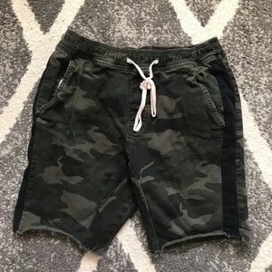 Hollister men’s skinny jogger camo shorts